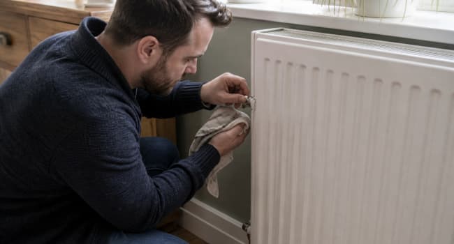 Illustration representing how to bleed a radiator without a key